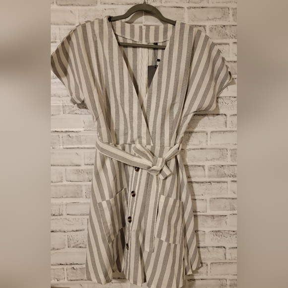 NEW! Casual Short Sleeve, Mini dress w/ Grey Strip and Pockets, Size Large - Picture 3 of 11
